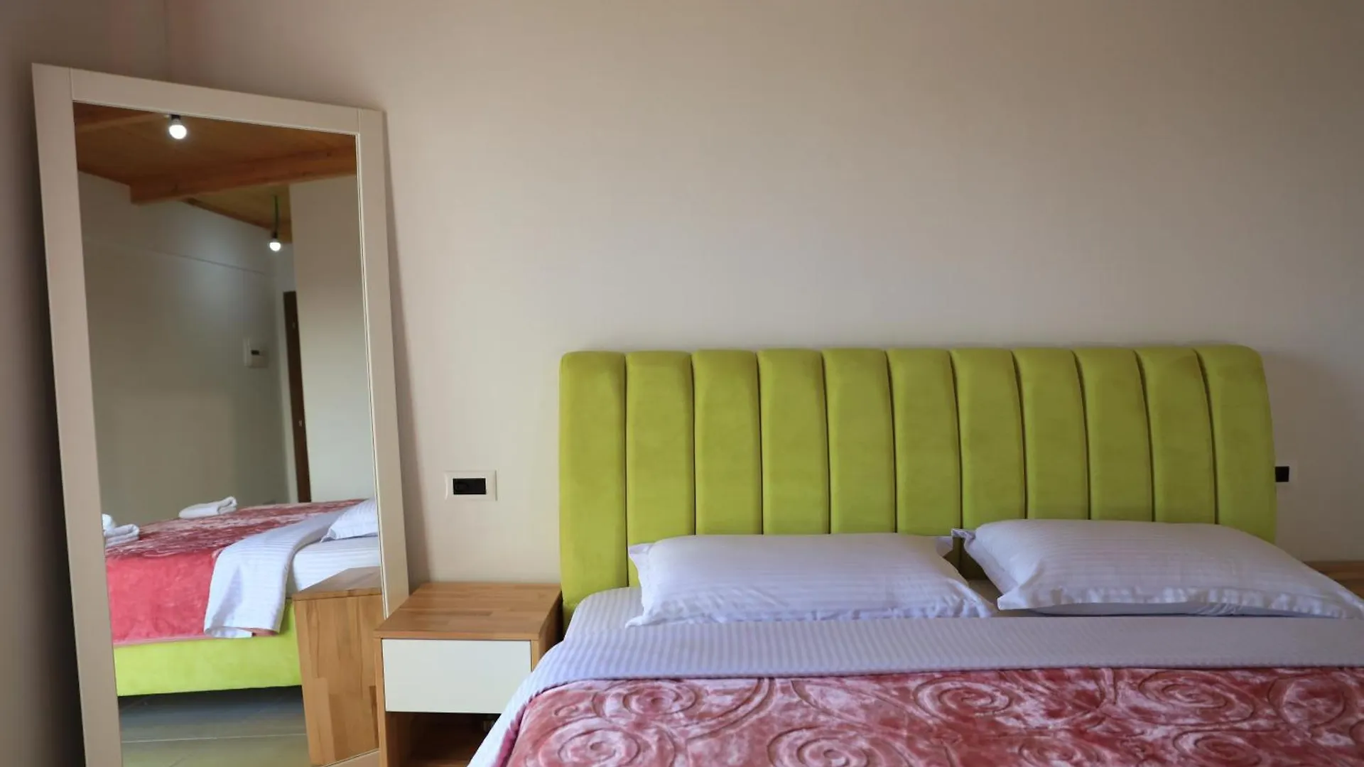 Hotel Lahuta E Vjeter Agroturizem Lac