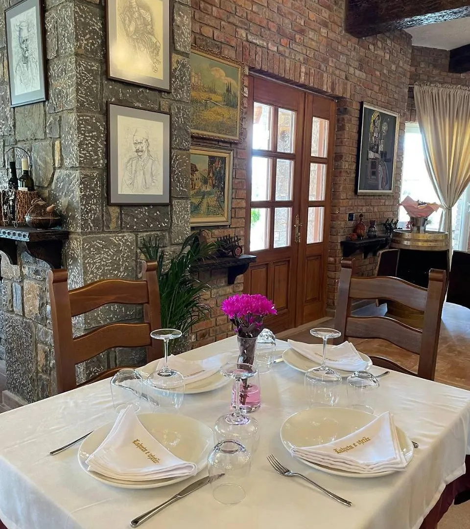 Hotel Lahuta E Vjeter Agroturizem Lac 3*,